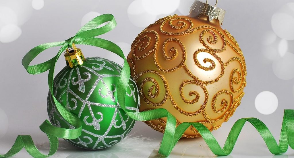 Deux boules de Noël, une verte et une dorée. 