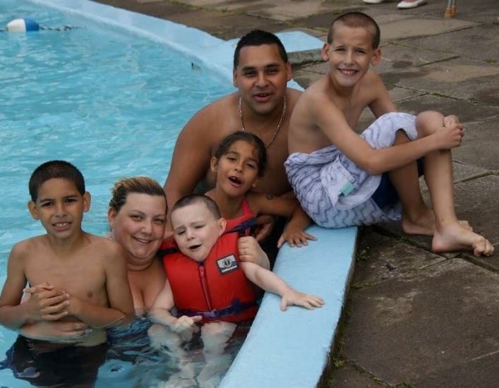 La famille de Cindy Léonard pose dans une piscine