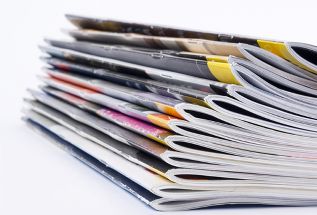 Photographie d'une pile de magazines.