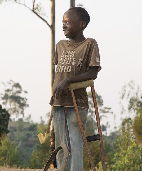 Jeune africain avec une béquille