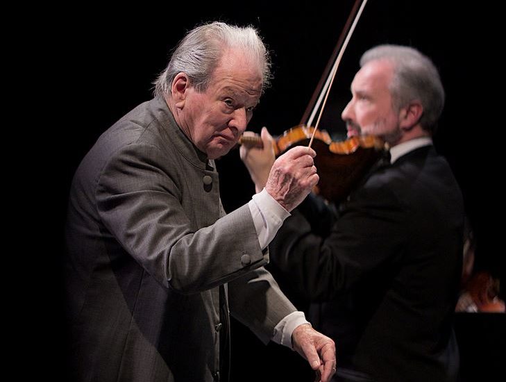 Neville Marriner dirigeant un orchestre