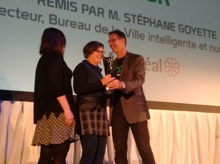 Sophie Lanctôt reçoit le trophée qui accompagne le prix. 