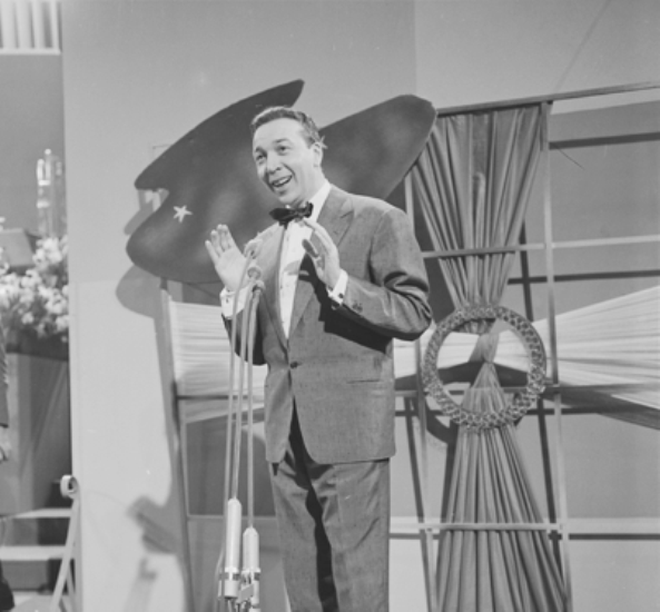 Photographie d'André Claveau, en noir et blanc. 