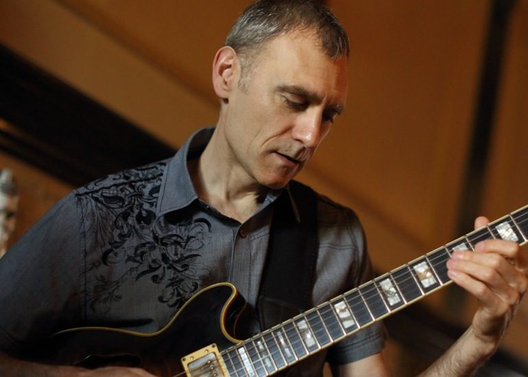 Greg Amireault jouant de la guitare.