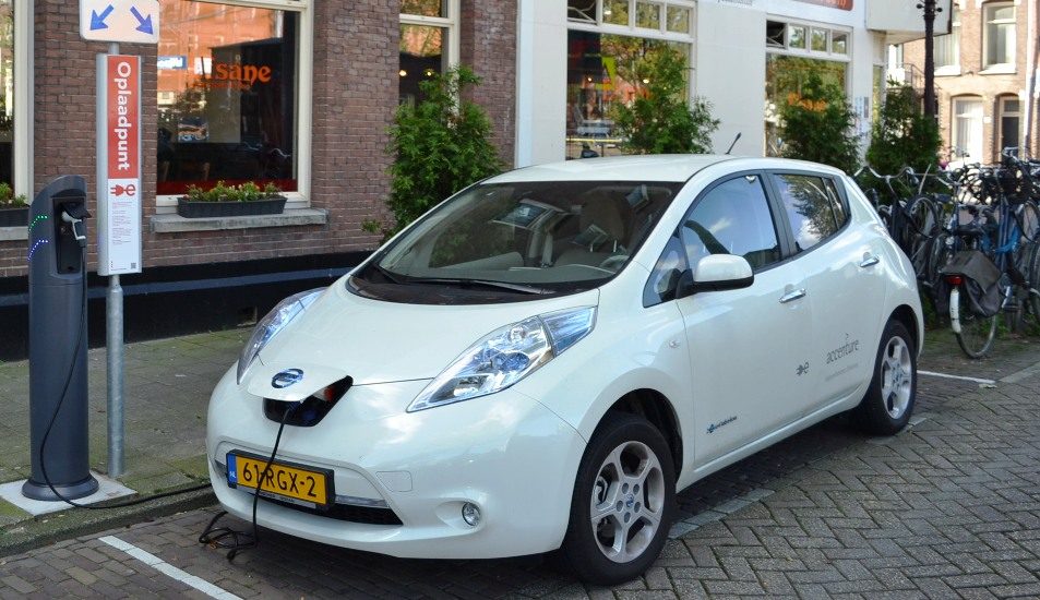 Voiture électrique en train d'être rechargée. 