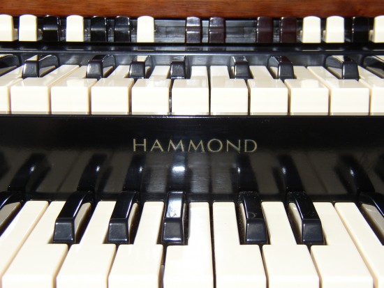Gros plan d'un clavier d'orgue Hammond. 