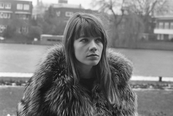 Photo en noir et blanc de la chanteuse Françoise Hardy.