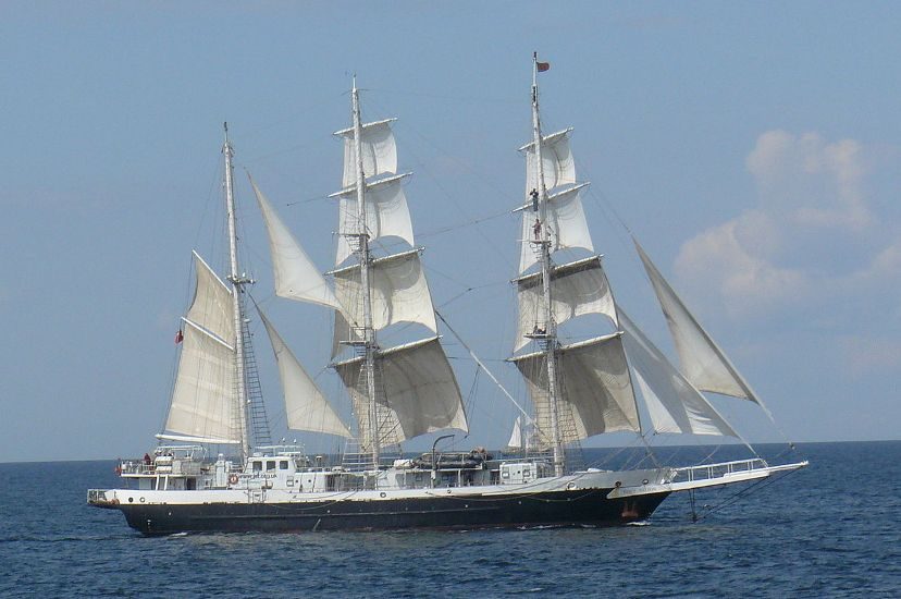 Le voilier Lors Nelson (qui a de grandes voiles blanches) sur la mer. 