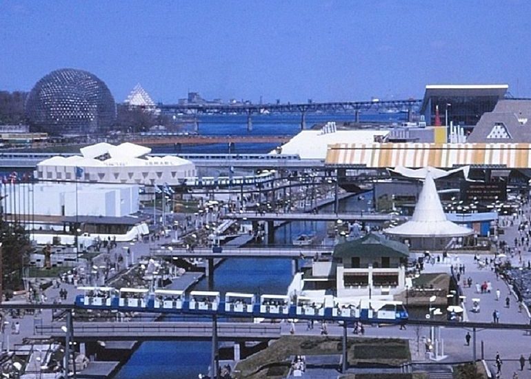 Vue d'ensemble de l'exposition, dont le monorail. 