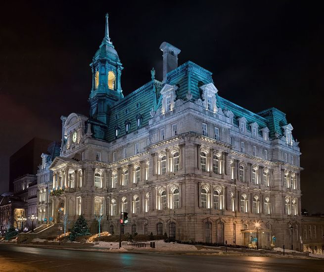 Photo de l'hôtel de ville de Montréal, le soir. 