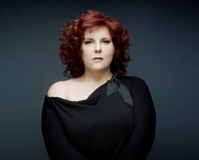 Portrait de Marie-Nicole Lemieux, cantatrice à la chevelure auburn.