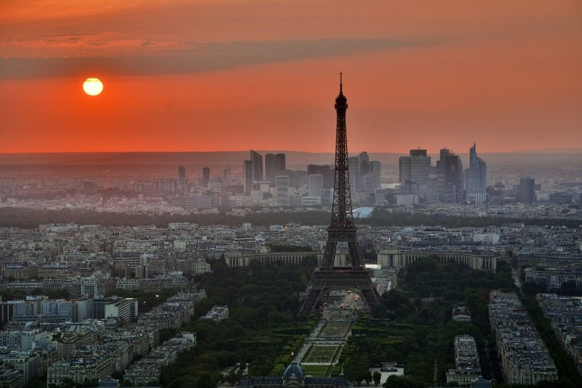 Une vue de Paris au soleil couchant, avec au centre la tour Eiffel.