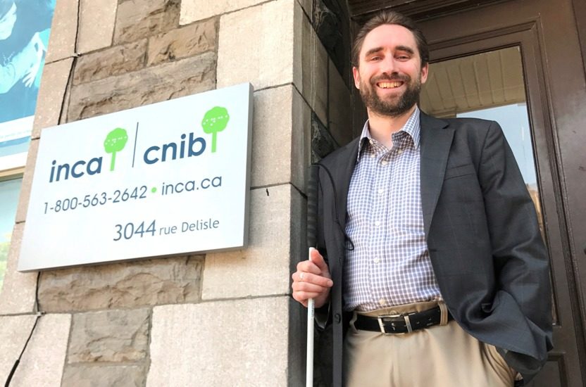 David Demers devant les locaux de l'INCA Québec