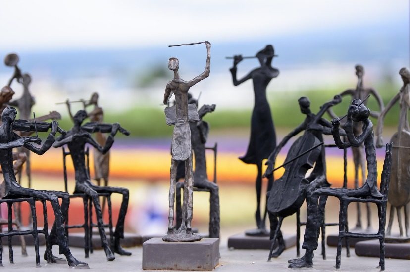 Des sculptures de pierre représentant un orchestre.