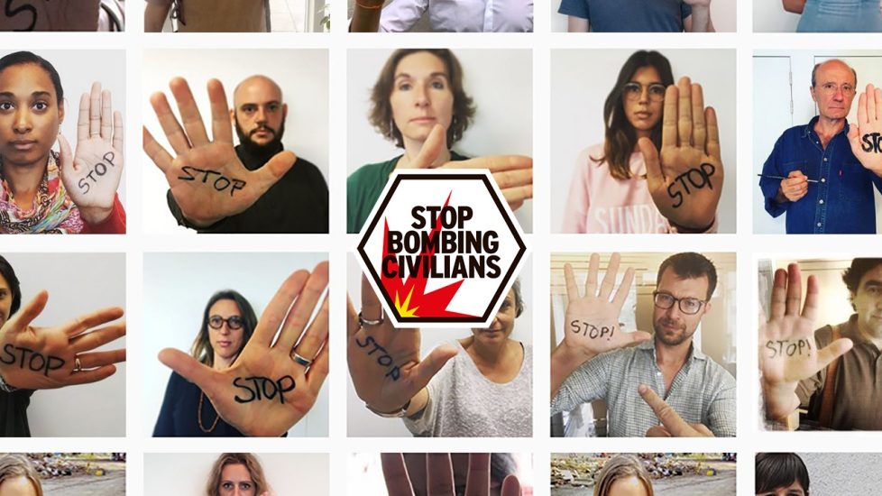 Mosaïque de personnes qui ont écrit le mot «stop» sur leurs mains. 