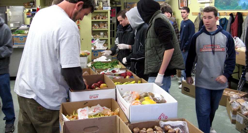 Des bénévoles préparent des aliments pour une soupe populaire. 