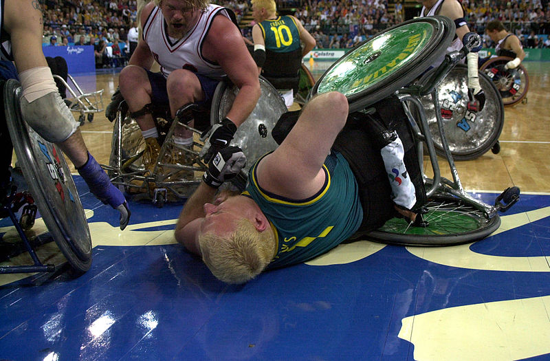 Un joueur de rugby en fauteuil roulant de l'équipe d'Australie est tombé avec son fauteuil et sa tête touche le sol. 