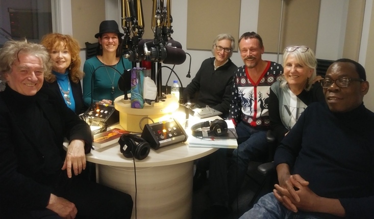 Arlette et ses invités (sauf Jamil) autour de la table du studio. Arlette et ses invités (sauf Jamil) autour de la table du studio.