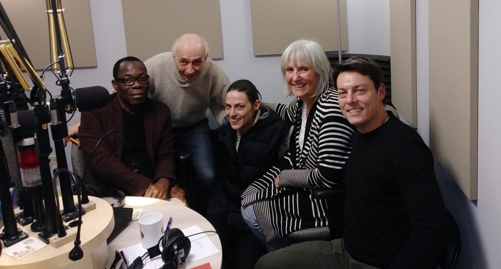 Dans le studio, Arlette entourée de ses invités. 
