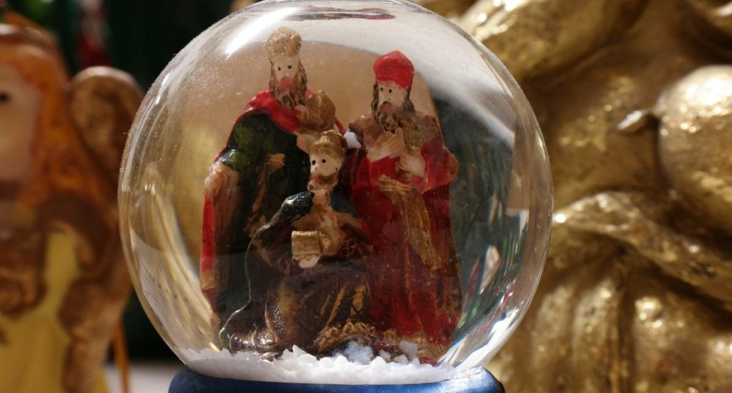 Représentation des rois mages dans une boule de verre avec de la neige à l'intérieur. 