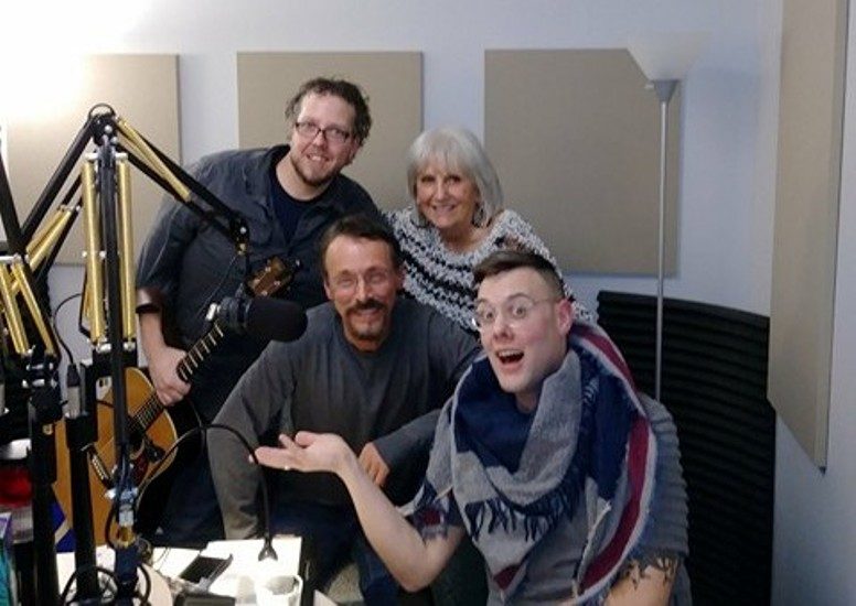 Arlette et ses invités dans le studio de Canal M