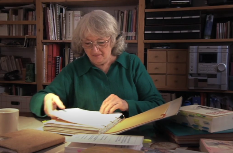 Francine Brunel-Reeves fouille dans un cartable à la recherche de notes. 