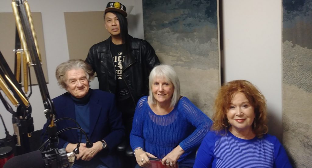 Arlette entourée de ses invitée, en studio.