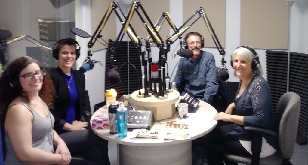 Arlette entourée de ses invités, en studio.