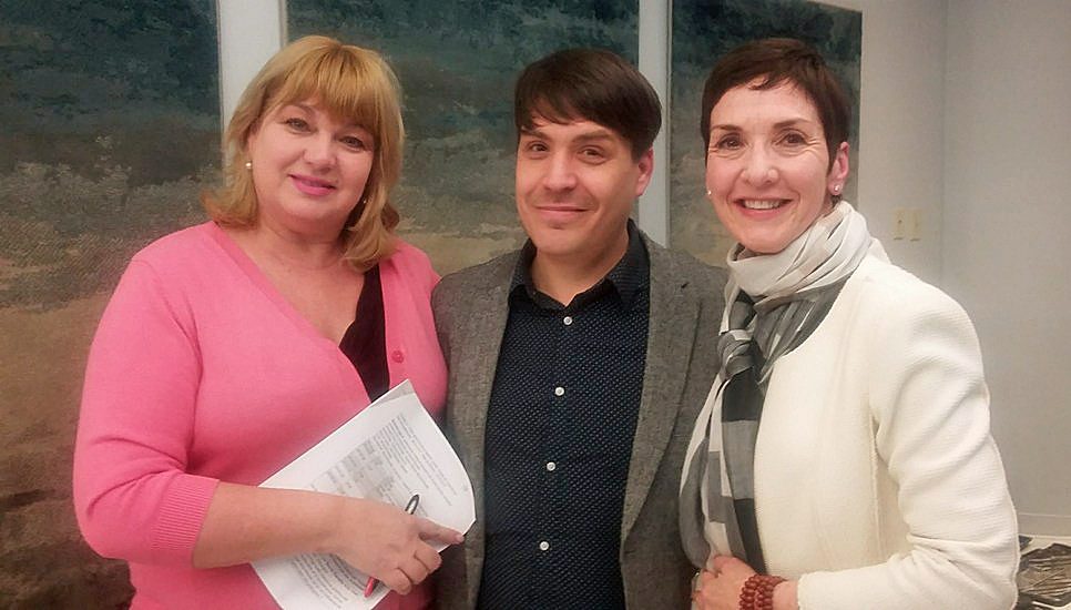 Sophie Stanké, Benoit Racette et Nicole Bordeleau dans l'entrée des bureaux du Canal M.