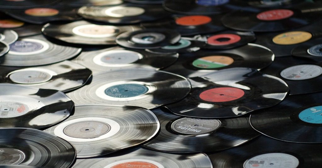 Disques vinyles sans pochette. On ne voit pas les titres. 