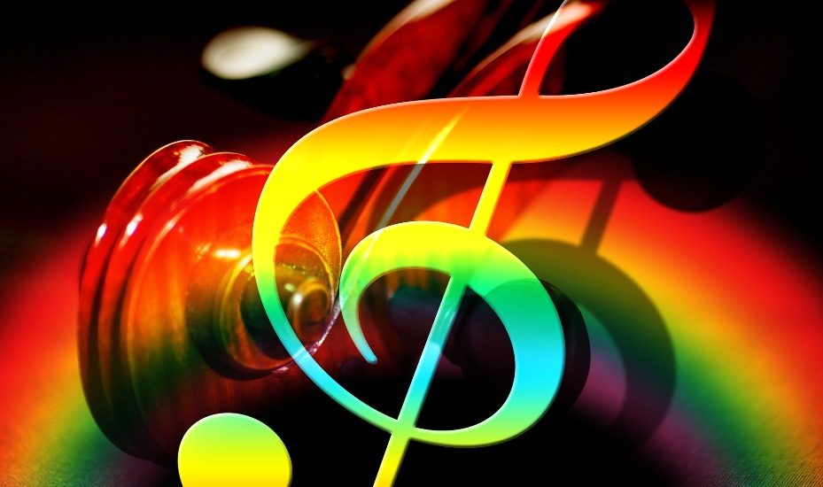 Une clé de sol multicolore avec en arrière plan un violon et un arc-en-ciel. Une clé de sol multicolore avec en arrière plan un violon et un arc-en-ciel.