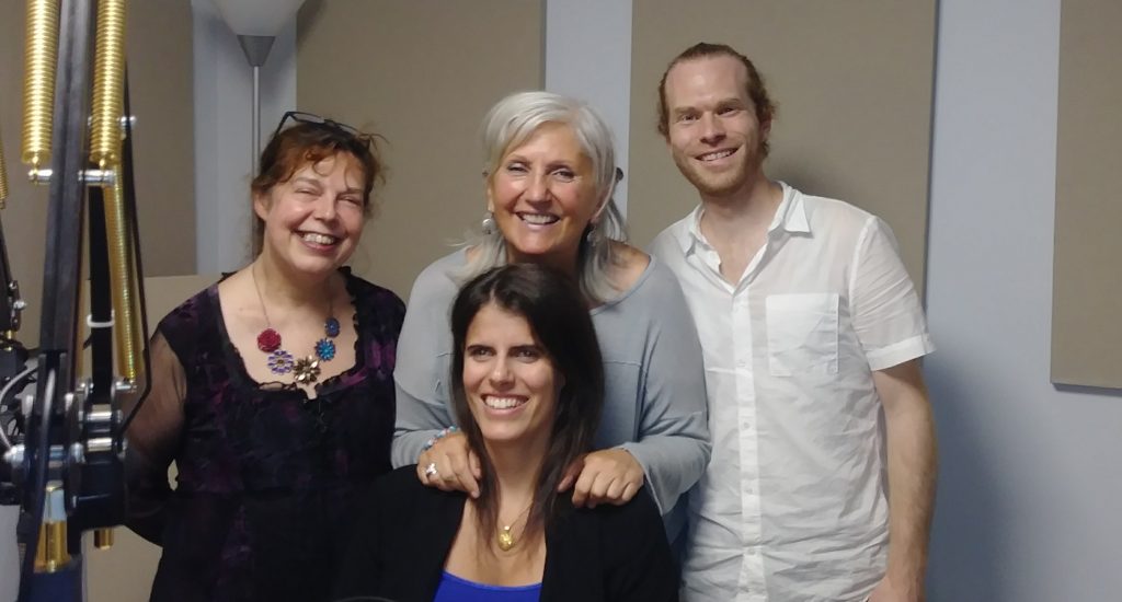 Arlette en compagnie de ses invités dans le studio de Canal M