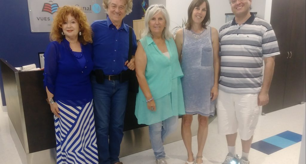 Arlette entourée de ses invités dans le hall de Canal M. 