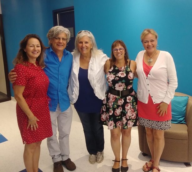 Arlette et ses invités dans les bureaux du Canal M.