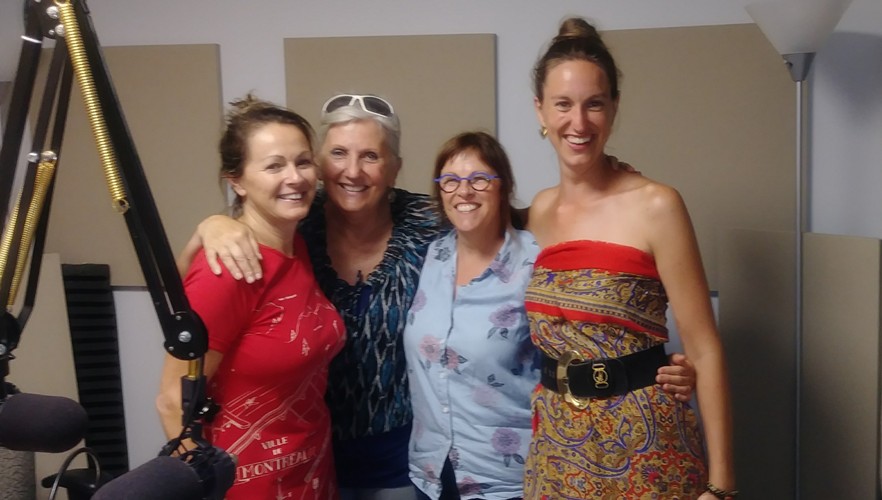 Arlette entourée de ses invités dans le studio de Canal M.