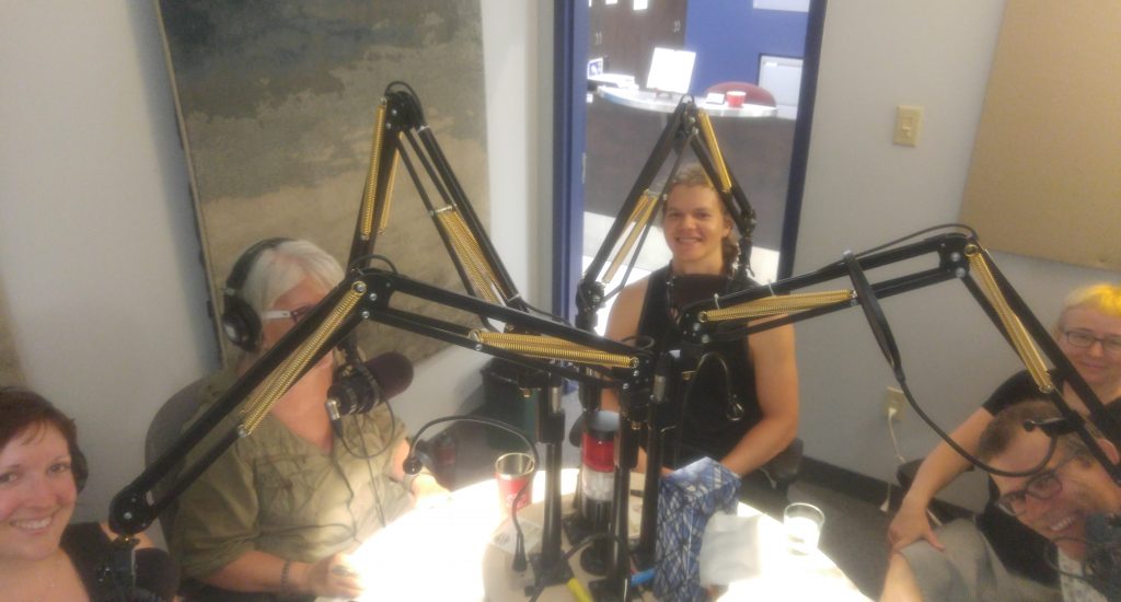 Arlette et ses invités dans le studio de Canal M.