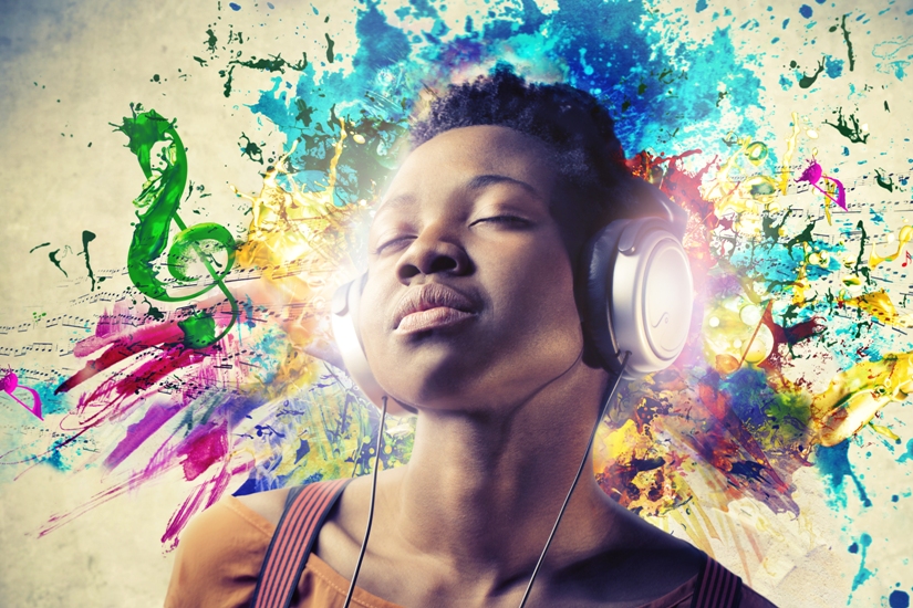 Une jeune femme noire écoute de la musique avec des écouteurs. La musique est illustrée des des couleurs de peinture derrière elle. 