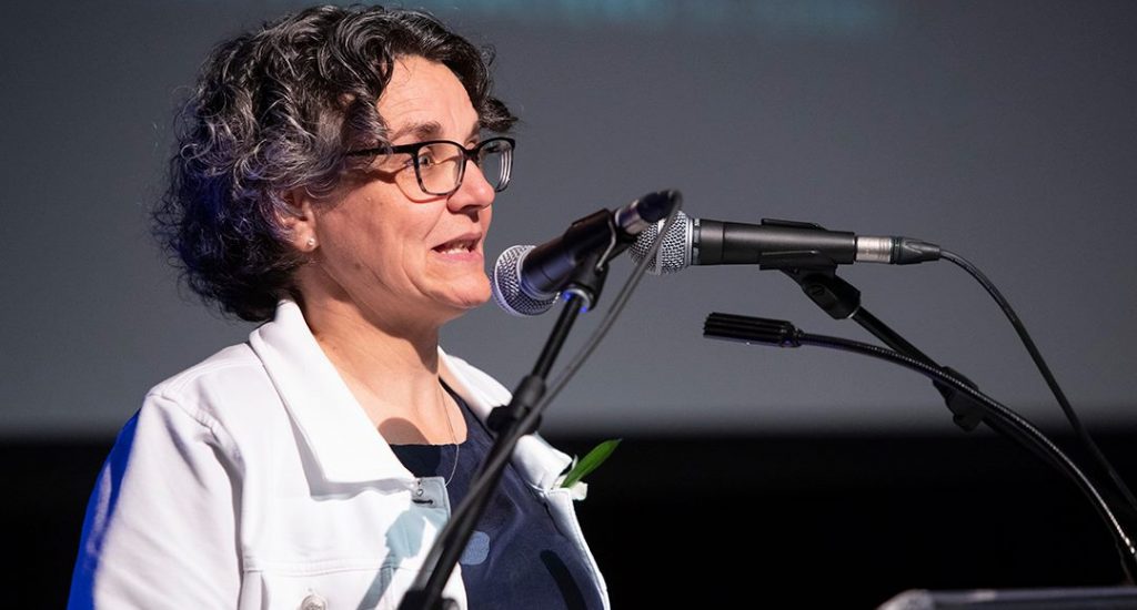 Mme Rouleau donnant une conférence