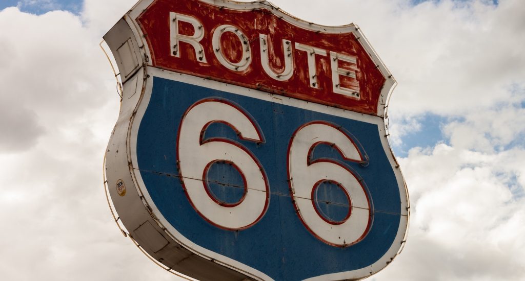 Enseigne un peu rétro en rouge et bleue de la route 66.