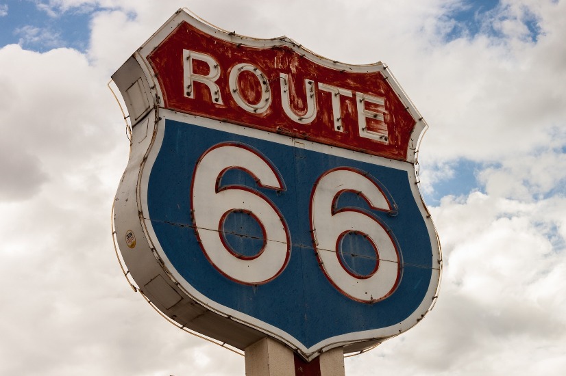 Enseigne un peu rétro en rouge et bleue de la route 66.