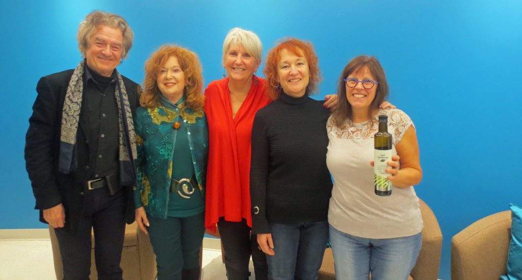 Arlette est entourée de tous ses invités.