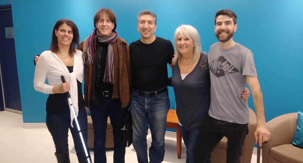 Arlette est entourée de ses invités. 