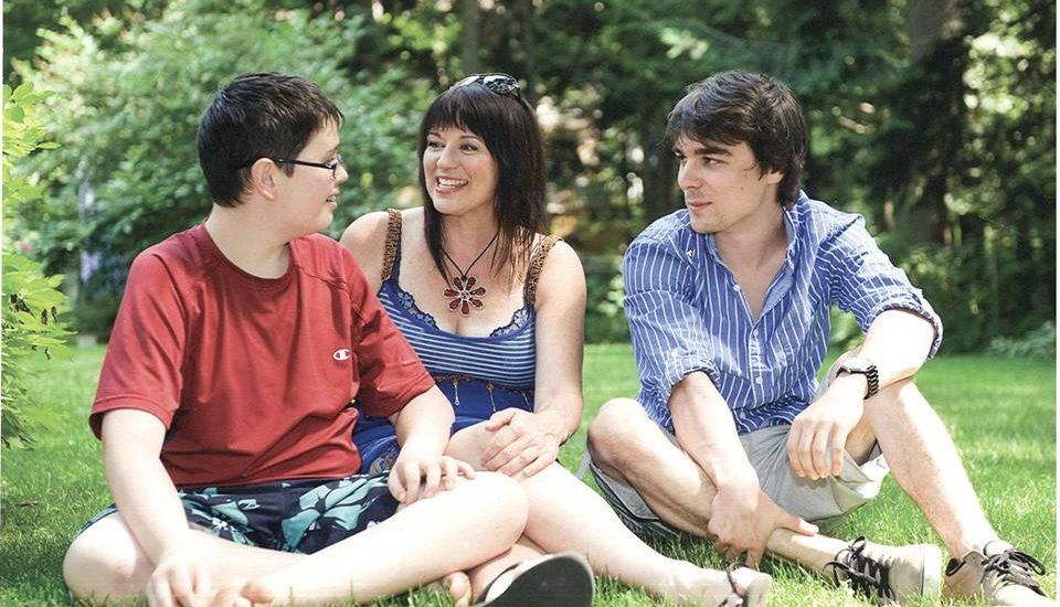 Suylvie Lauzon pose avec deux adolescents 