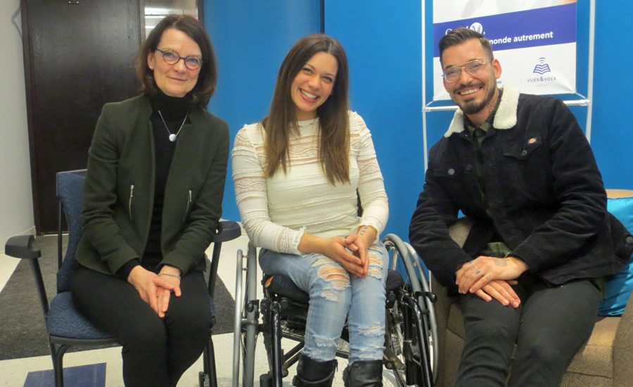 Émanuelle avec ses deux invités. Émauelle est en fauteuil roulant. 