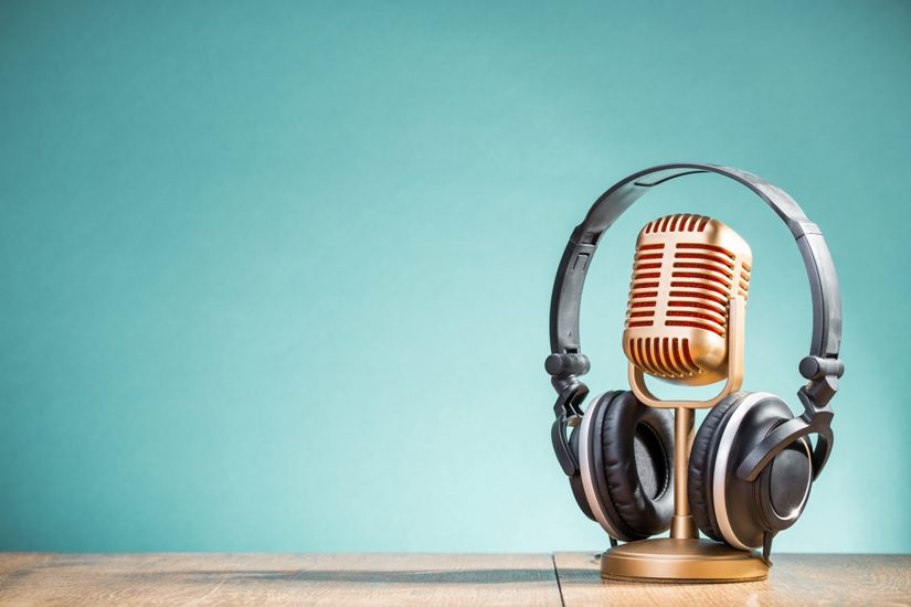 Sur la photo, un microphone métallique et un casque d'écoute. Sur la photo, un microphone métallique et un casque d'écoute.