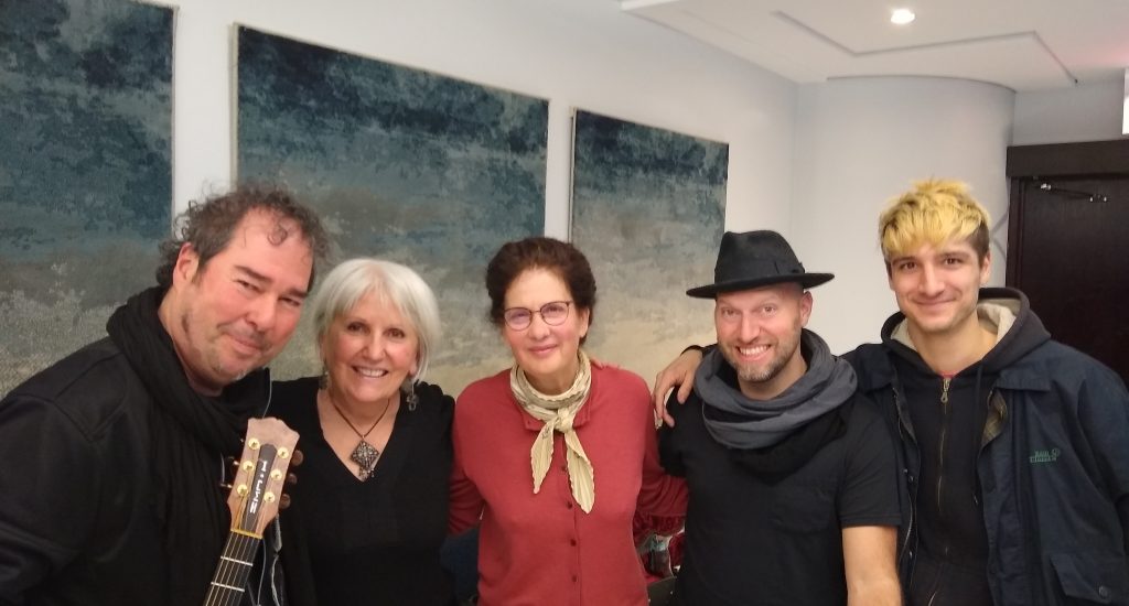 Arlette entourée de ses invités du 8 mai.