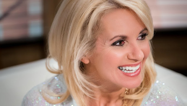 Christine Michaud une femme au cheveux  longs et blonds
