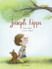 Couverture du livre jeunesse Joseph Fipps. On voit un petit garçon aux cheveux bruns, tenant une peluche dans sa main droite, regarder en souriant un nid d'oiseau, sur une branche dans l'arbre devant lui.