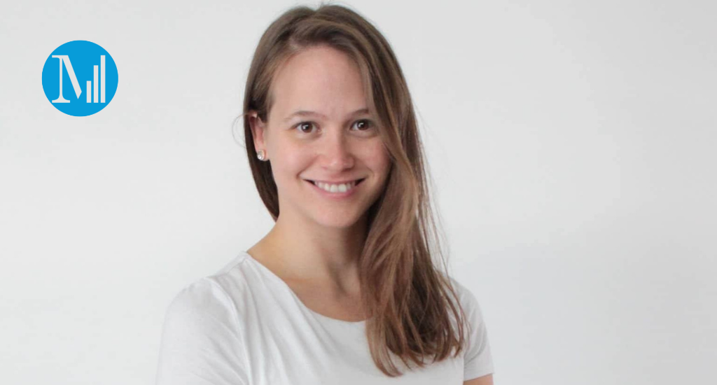 Photo de l'invitée Jessifée Marier. Elle porte un haut blanc et elle sourit.