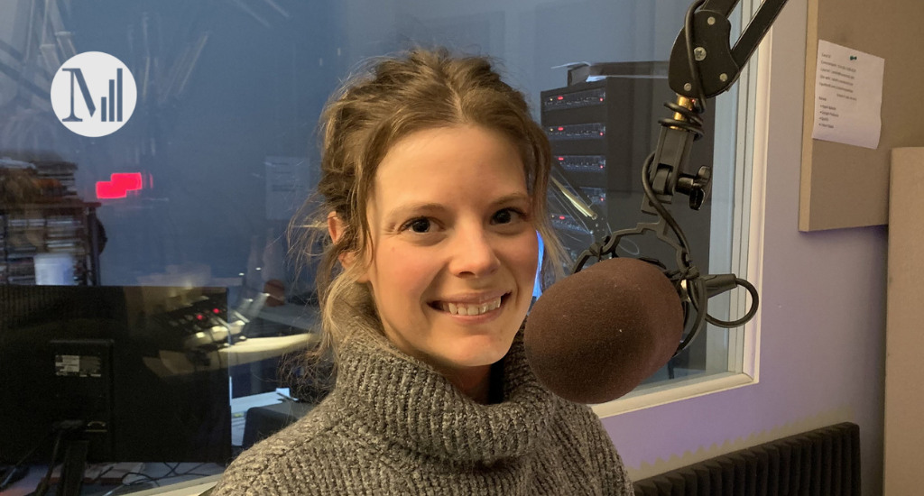 L'invitée de Folie Douce, Maryeve Bolduc Robitaille souriante dans le studio de Canal M. 